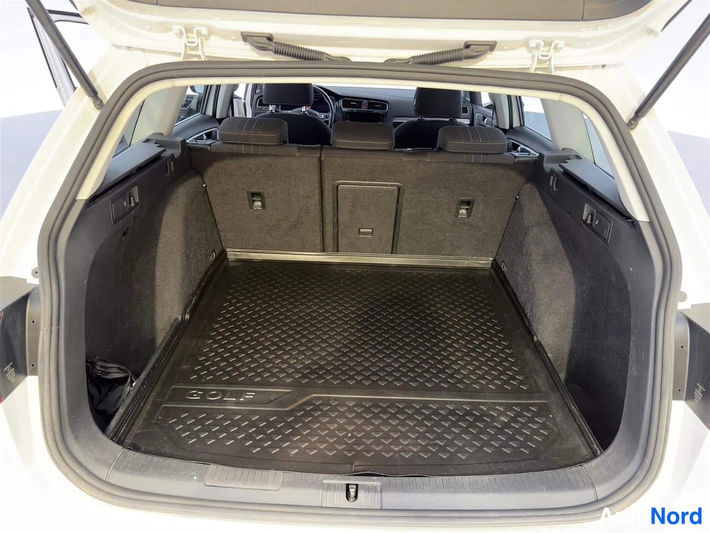 Valkoinen Volkswagen Golf 2019, tavaratila, kuva 20