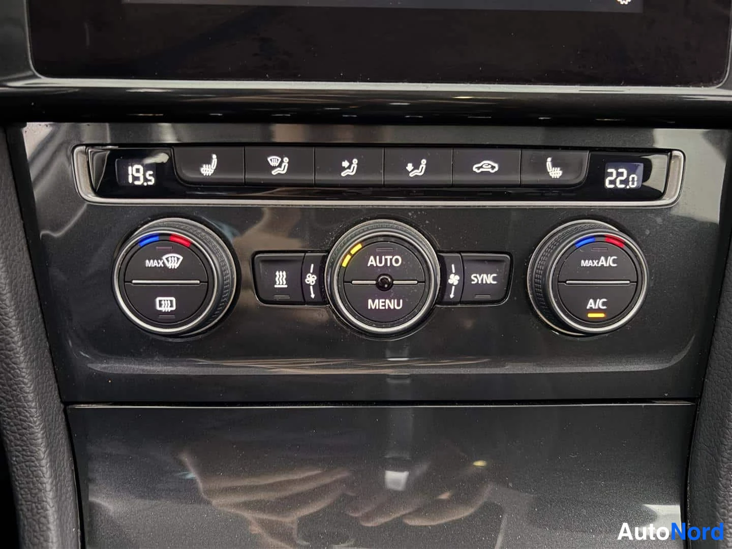 Valkoinen Volkswagen Golf 2019, yksityiskohta, kuva 27