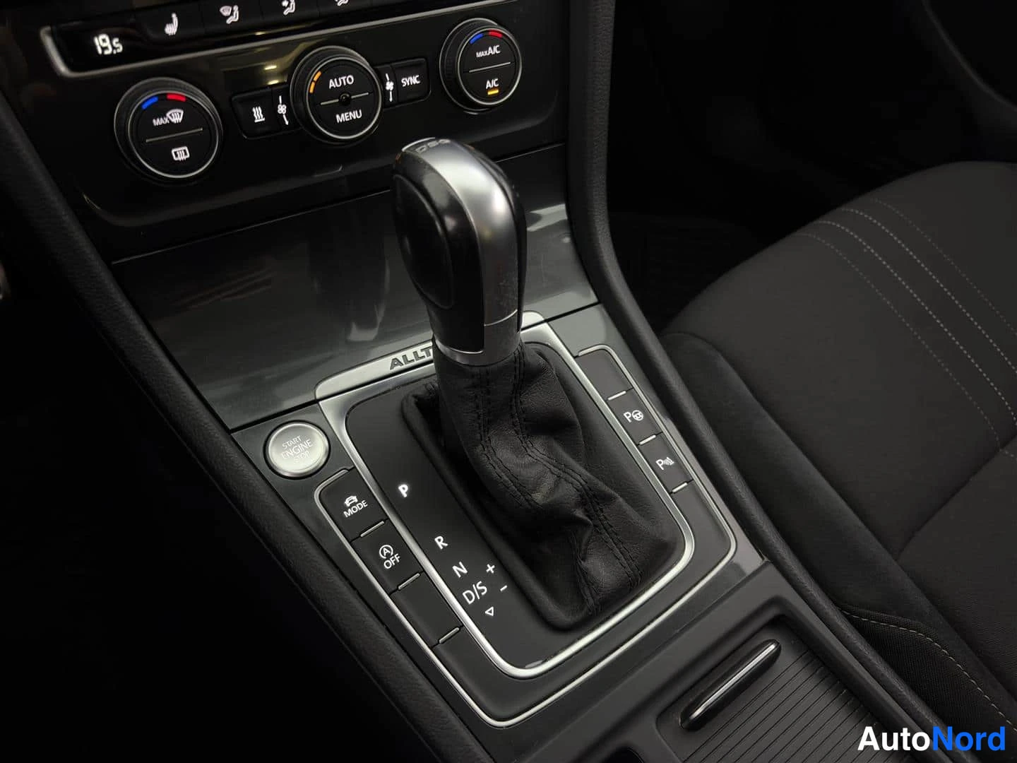Valkoinen Volkswagen Golf 2019, yksityiskohta, kuva 28