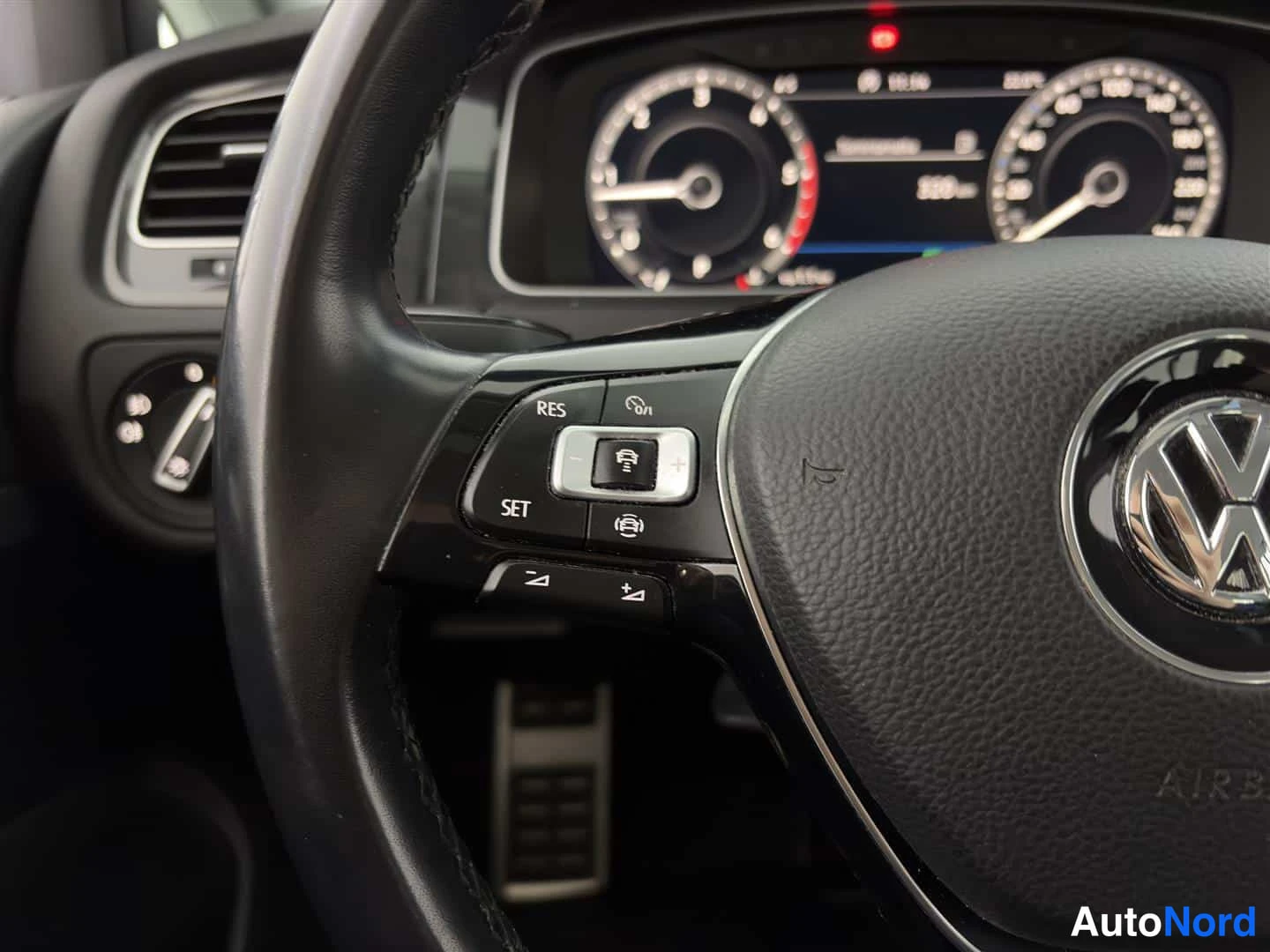 Valkoinen Volkswagen Golf 2019, yksityiskohta, kuva 29