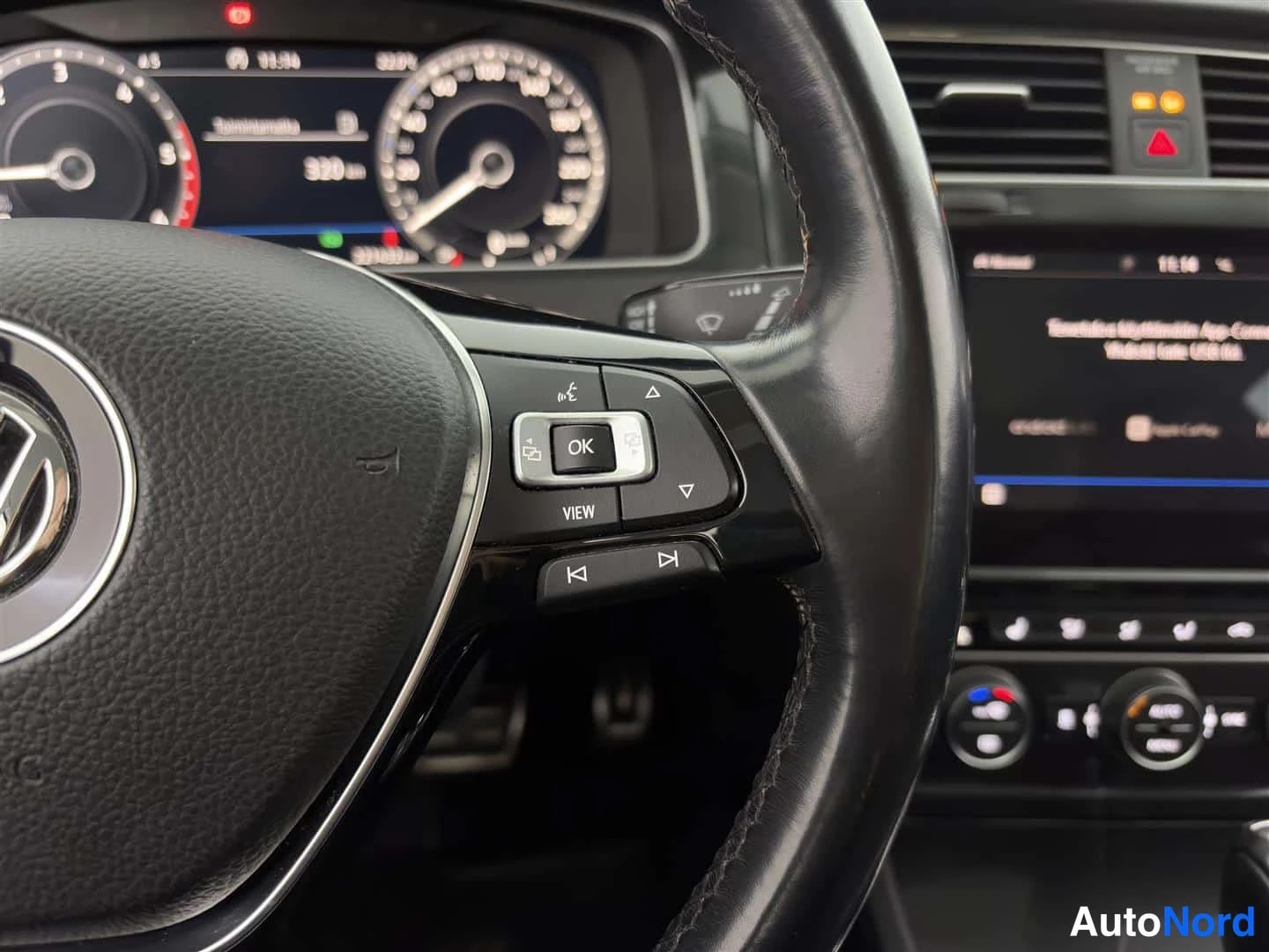 Valkoinen Volkswagen Golf 2019, yksityiskohta, kuva 30