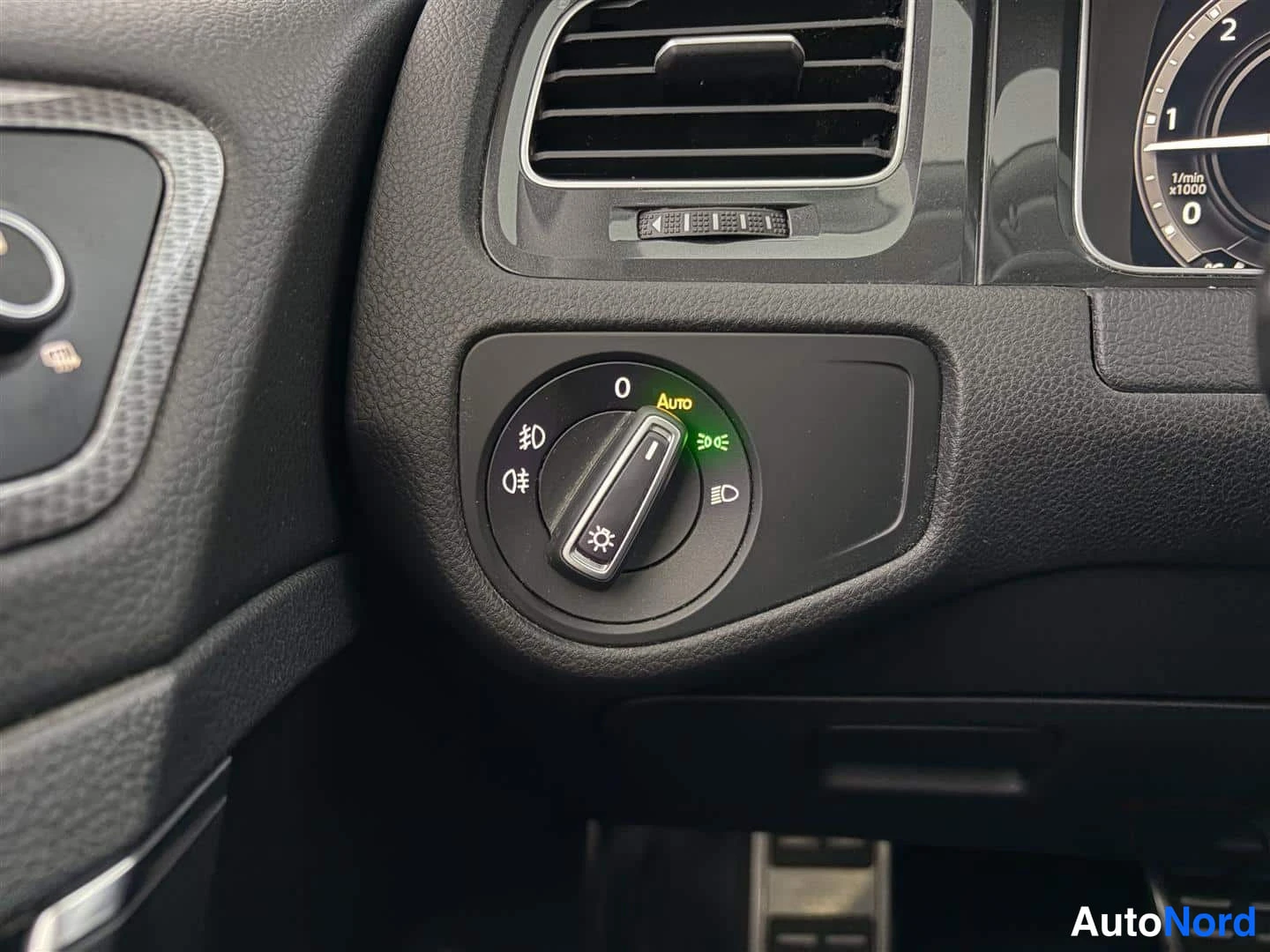 Valkoinen Volkswagen Golf 2019, yksityiskohta, kuva 31