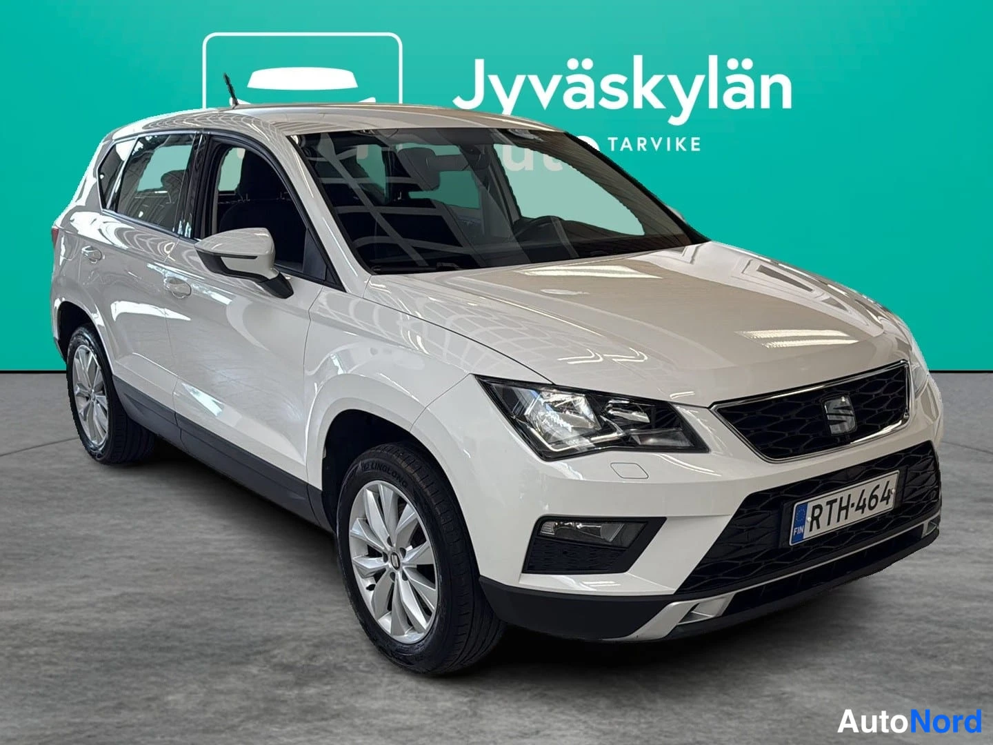 Valkoinen Seat Ateca 2018, etuviisto, keula oikealle, kuva 2