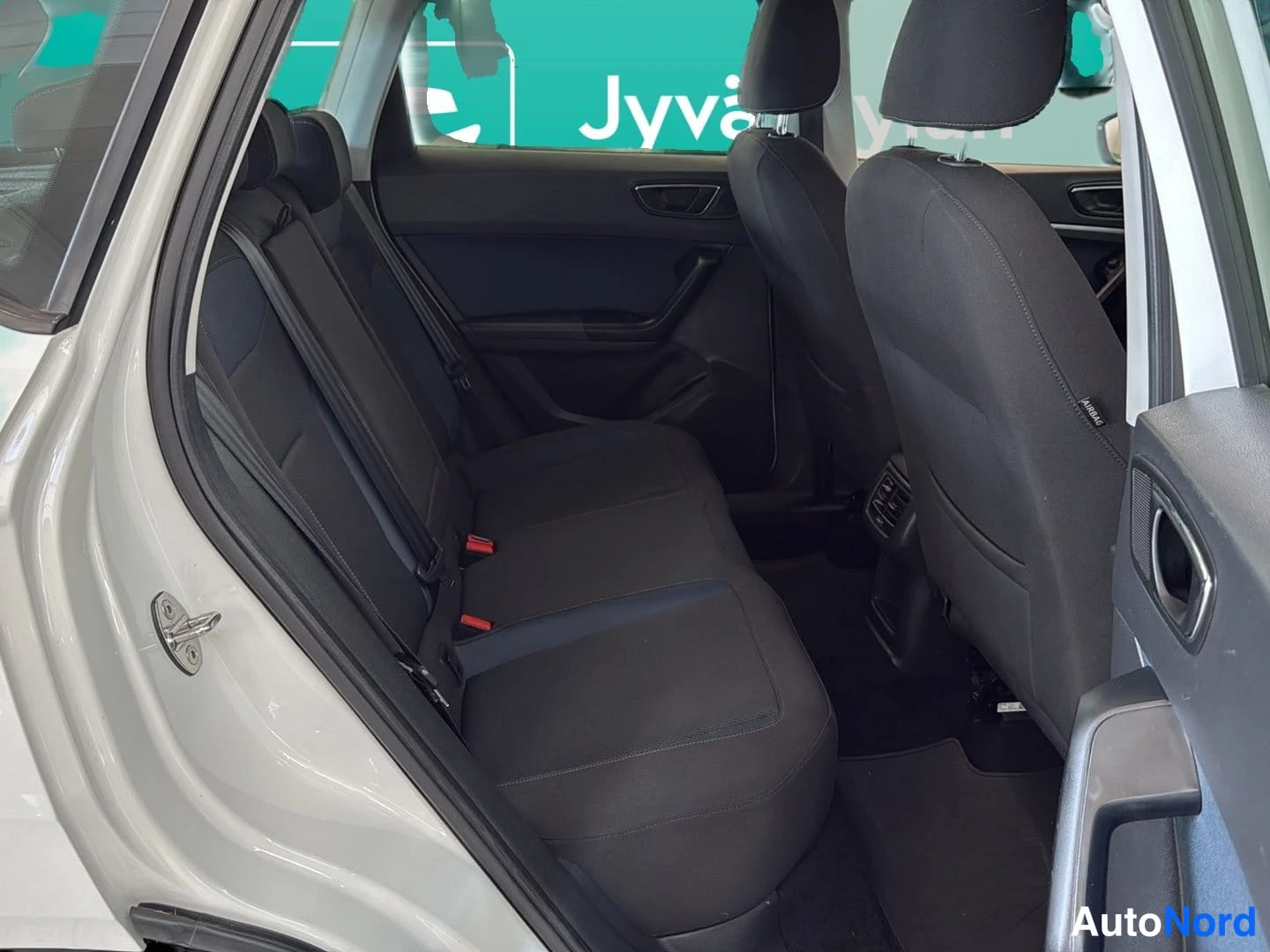 Valkoinen Seat Ateca 2018, takaistuimet, kuva 12