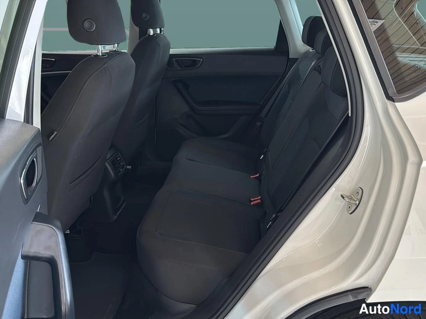 Valkoinen Seat Ateca 2018, takaistuimet, kuva 13