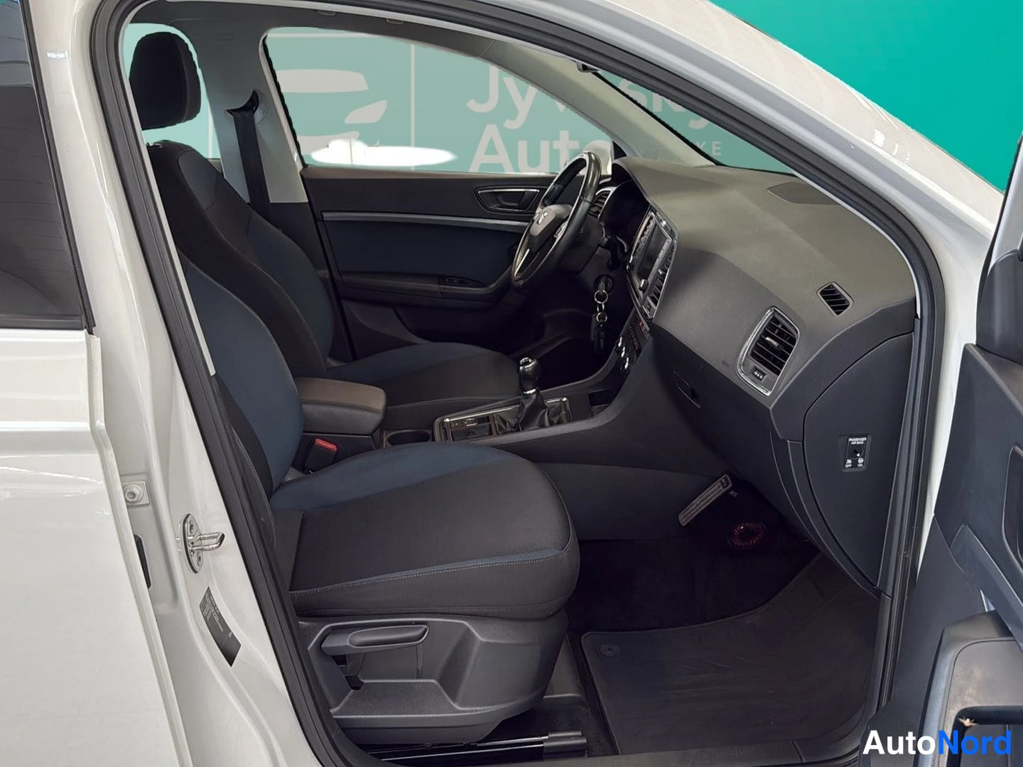 Valkoinen Seat Ateca 2018, etuistuimet, kuva 11