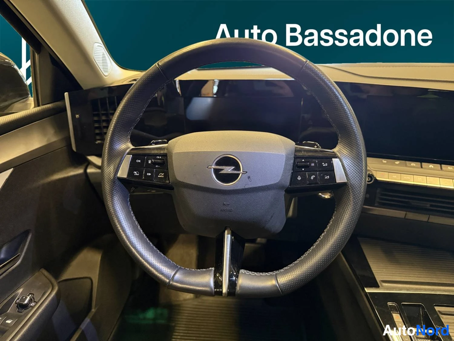 Musta Opel Astra 2024, yksityiskohta, kuva 23