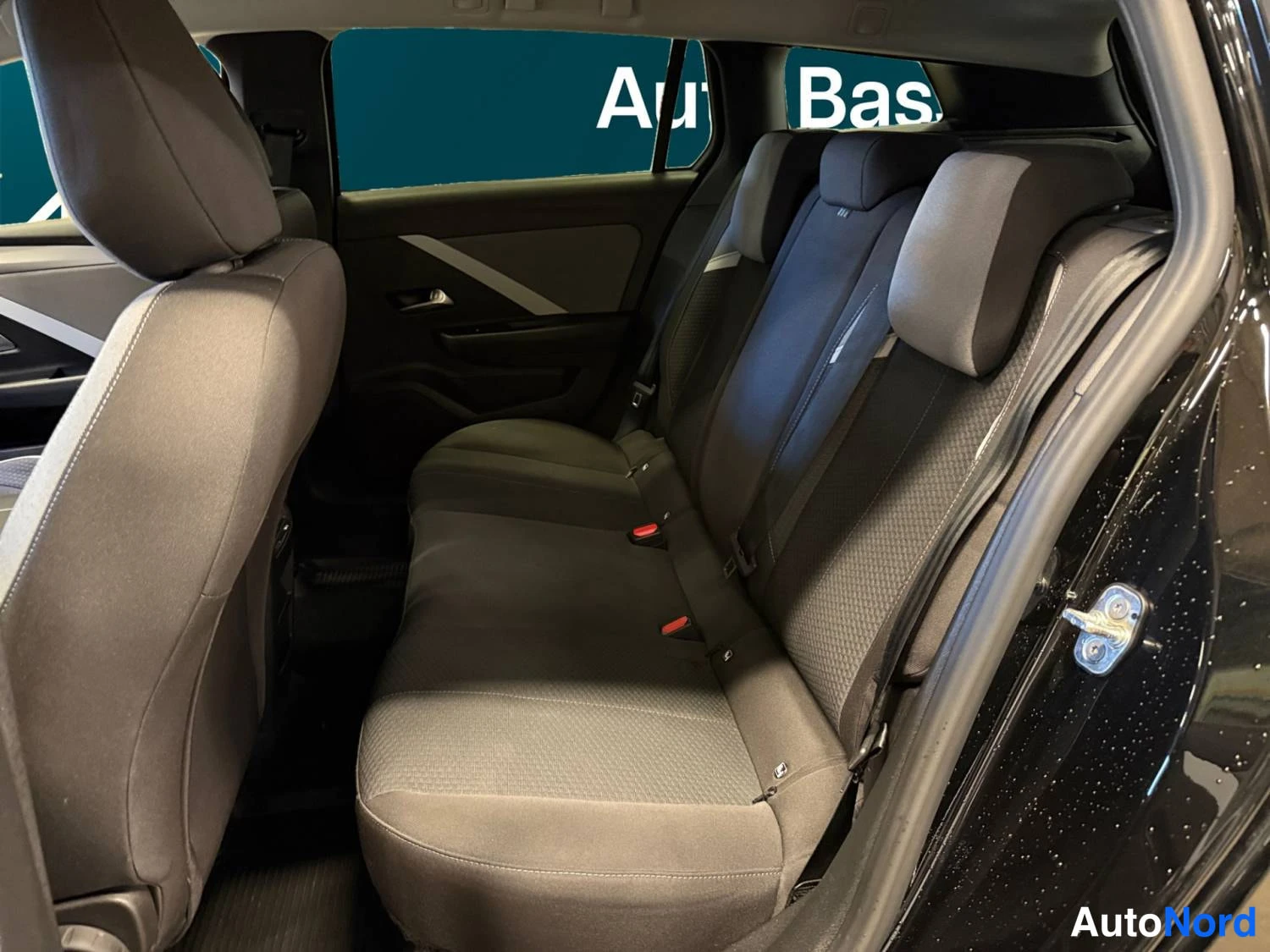 Musta Opel Astra 2024, takaistuimet, kuva 13
