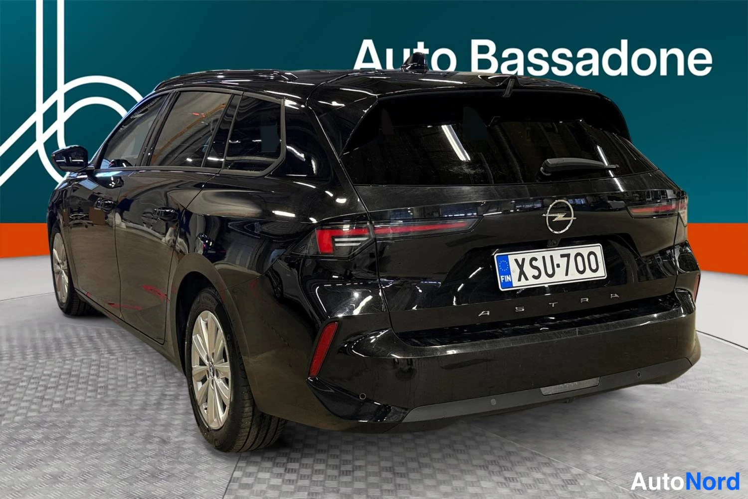 Musta Opel Astra 2024, takaviisto, kuva 7