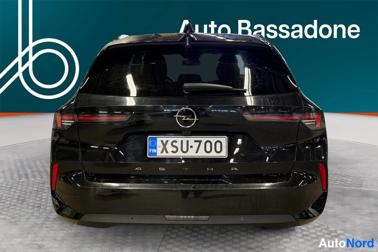 Musta Opel Astra 2024, takaa, kuva 9