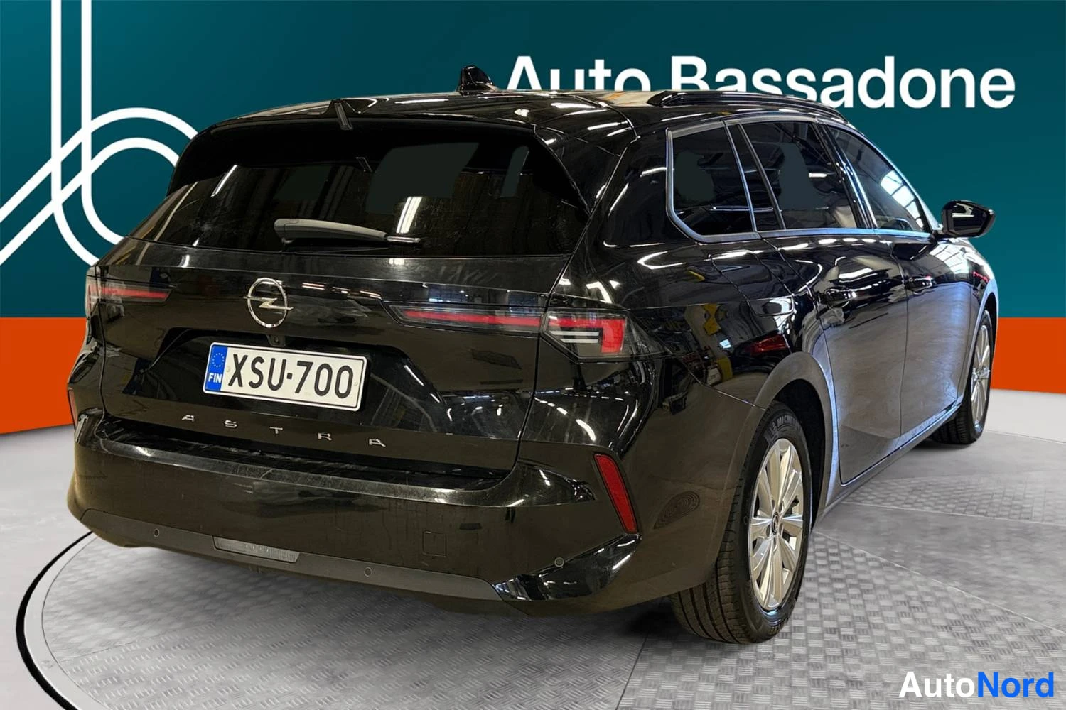 Musta Opel Astra 2024, takaviisto, kuva 6