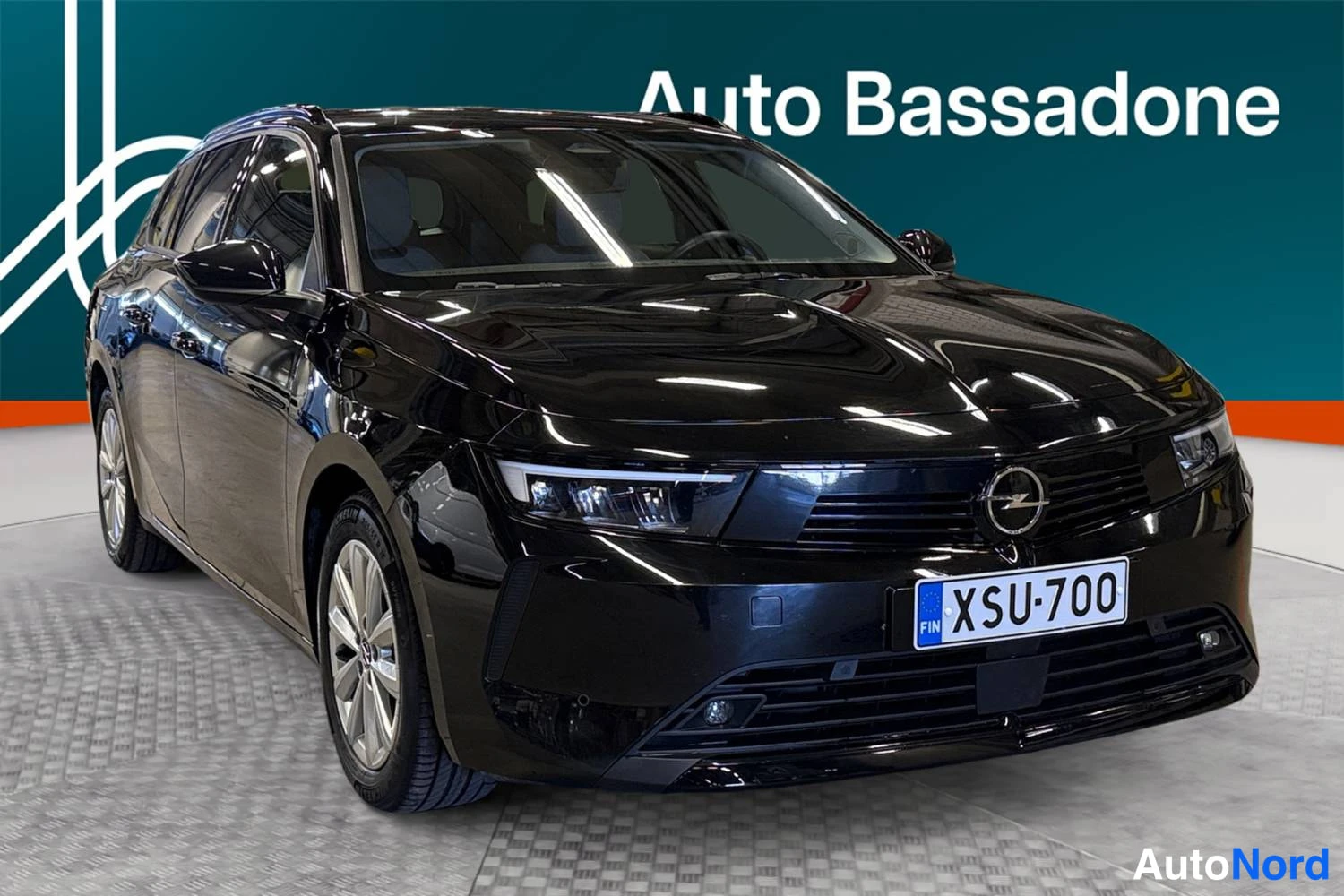 Musta Opel Astra 2024, etuviisto, keula oikealle, kuva 2