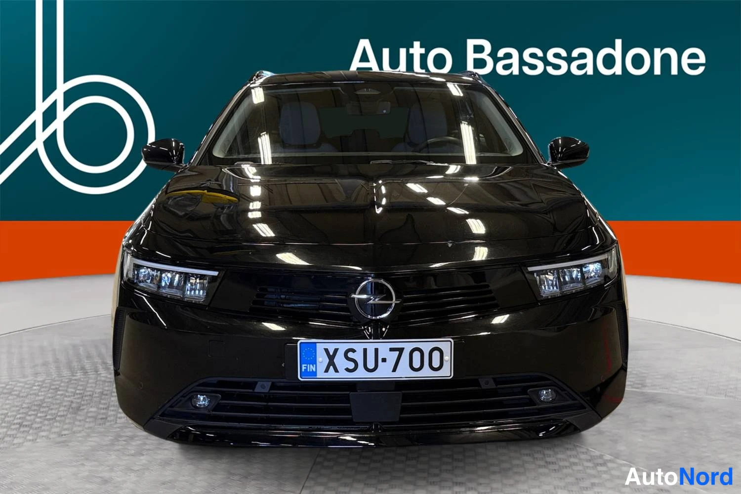 Musta Opel Astra 2024, edestä, kuva 3