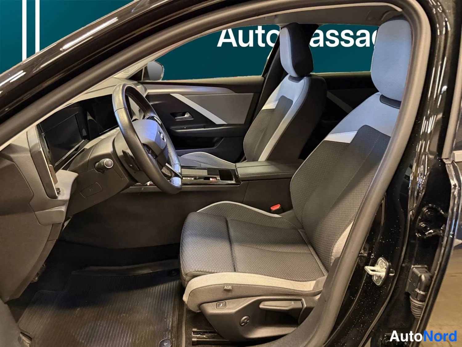 Musta Opel Astra 2024, ohjaamo, kuva 11