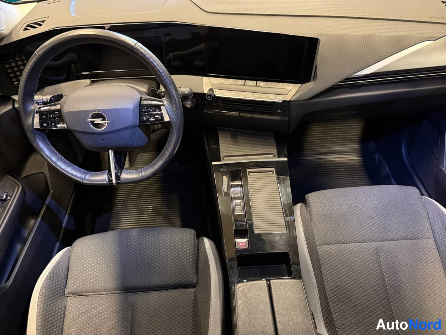 Musta Opel Astra 2024, ohjaamo, kuva 10