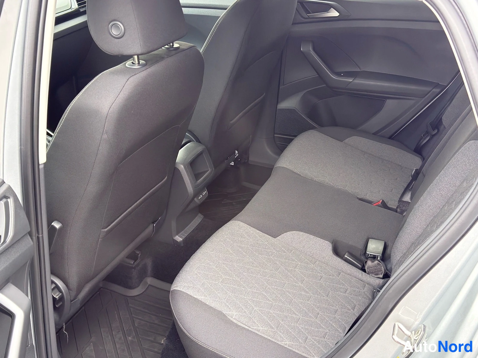 Harmaa Volkswagen T-Cross 2026, takaistuimet, kuva 8