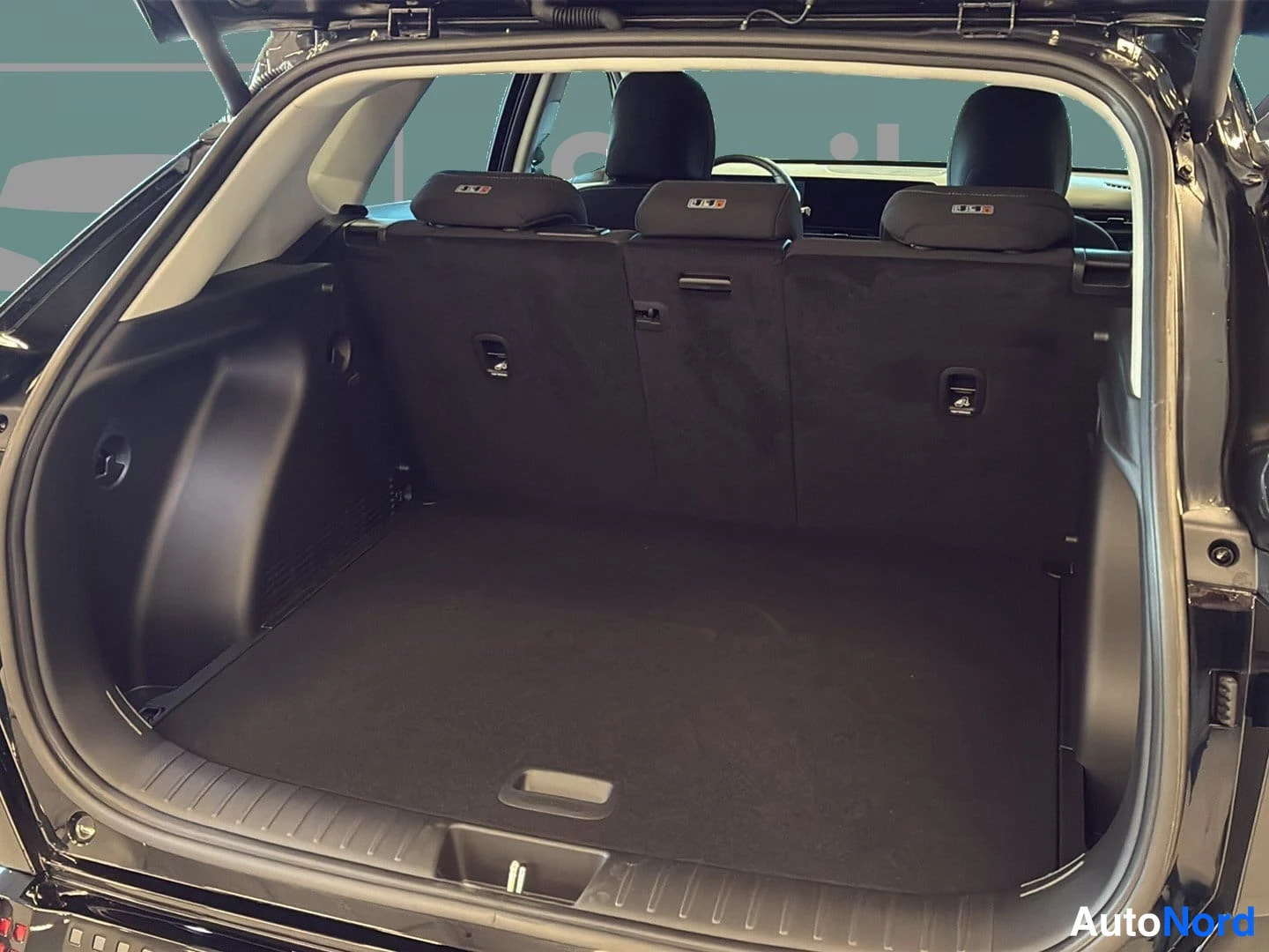 Musta Hyundai KONA Electric 2026, tavaratila, kuva 11
