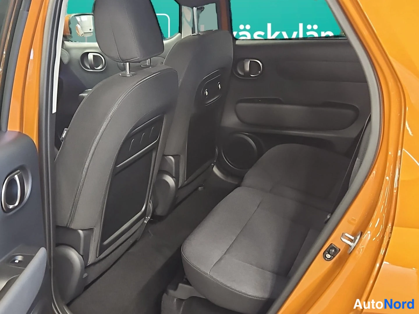 Oranssi Hyundai Inster 2026, takaistuimet, kuva 16