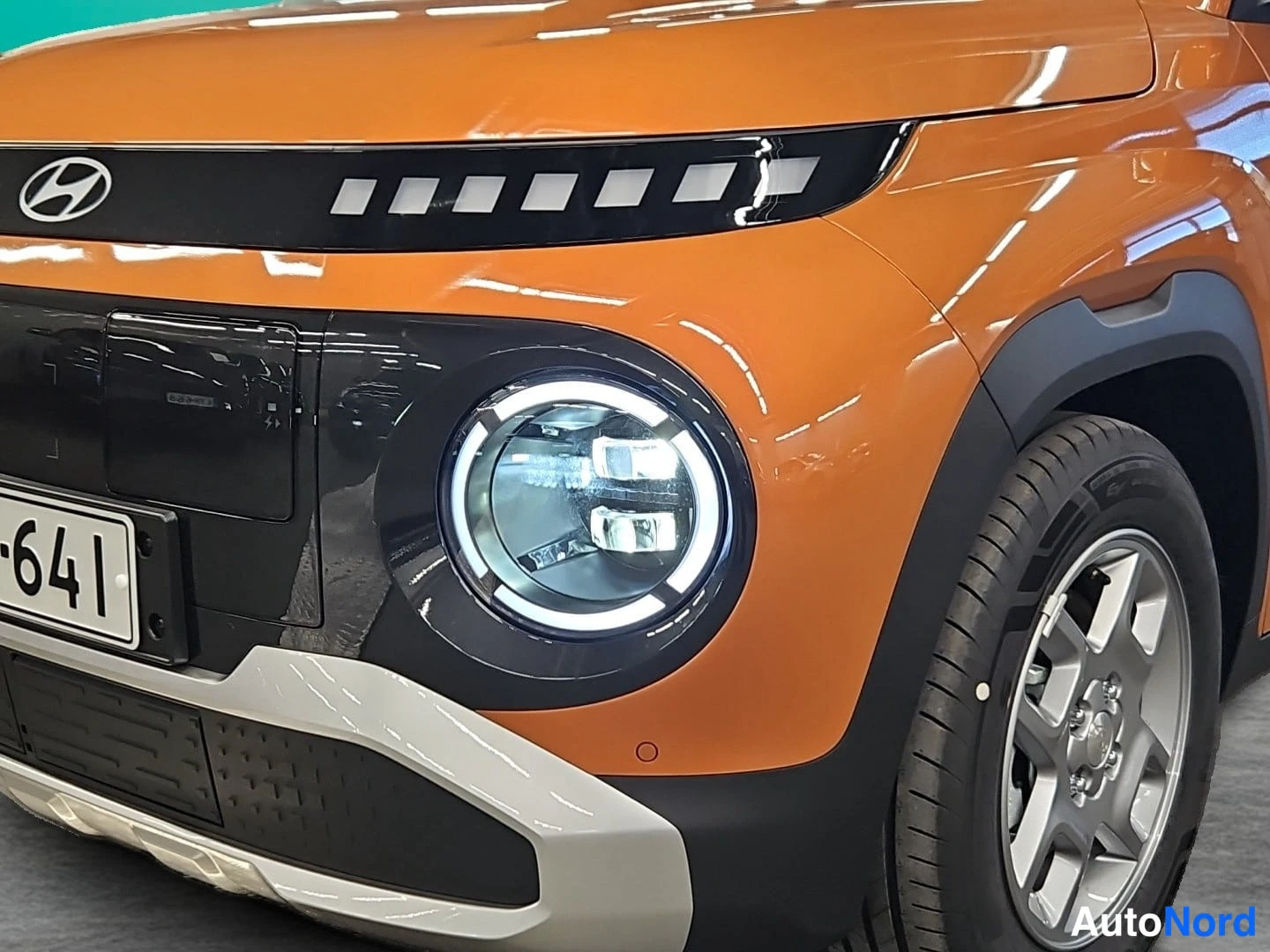 Oranssi Hyundai Inster 2026, etuviisto, keula vasemmalle, kuva 2