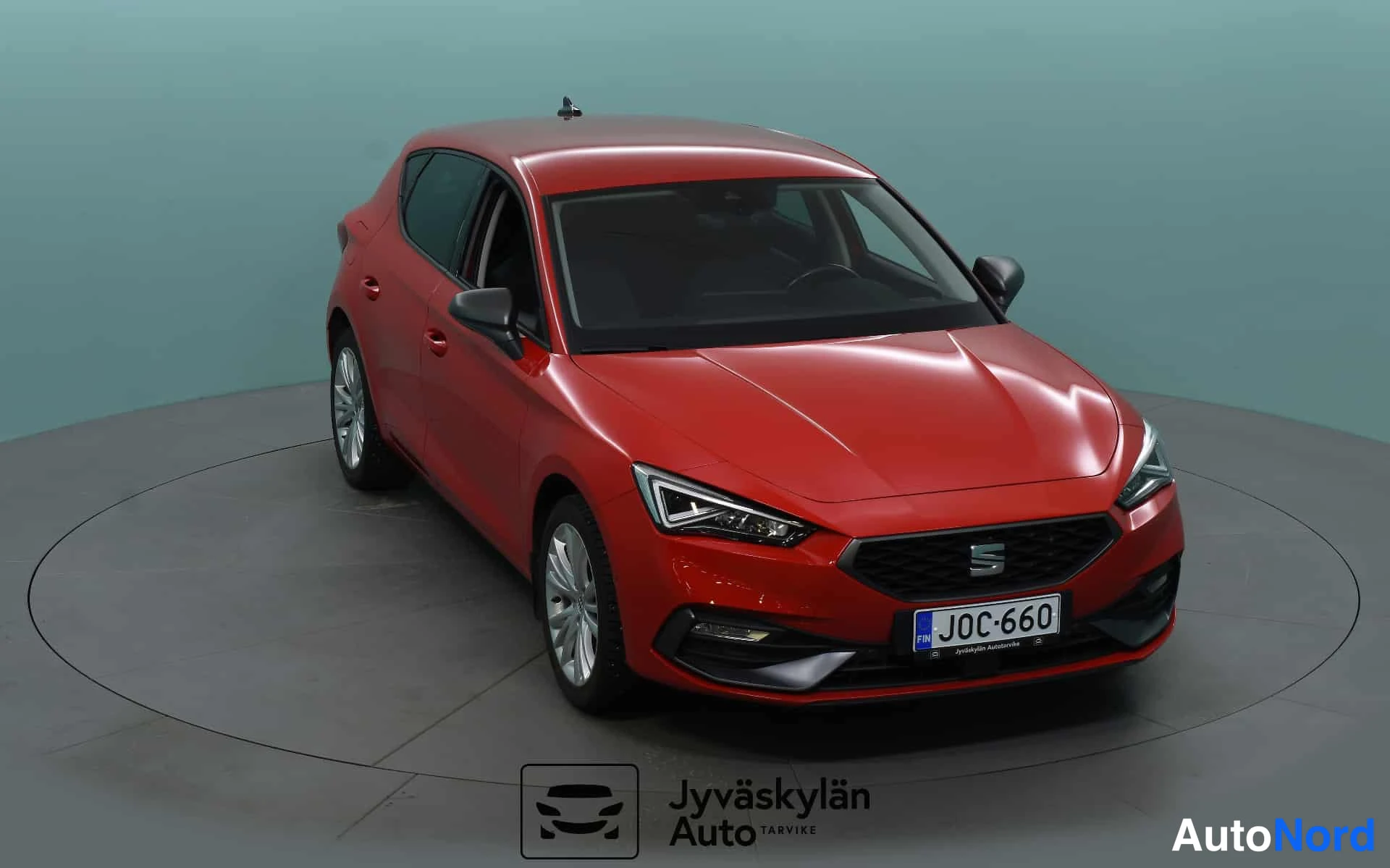 Punainen Seat Leon 2021, etuviisto, keula oikealle, kuva 3
