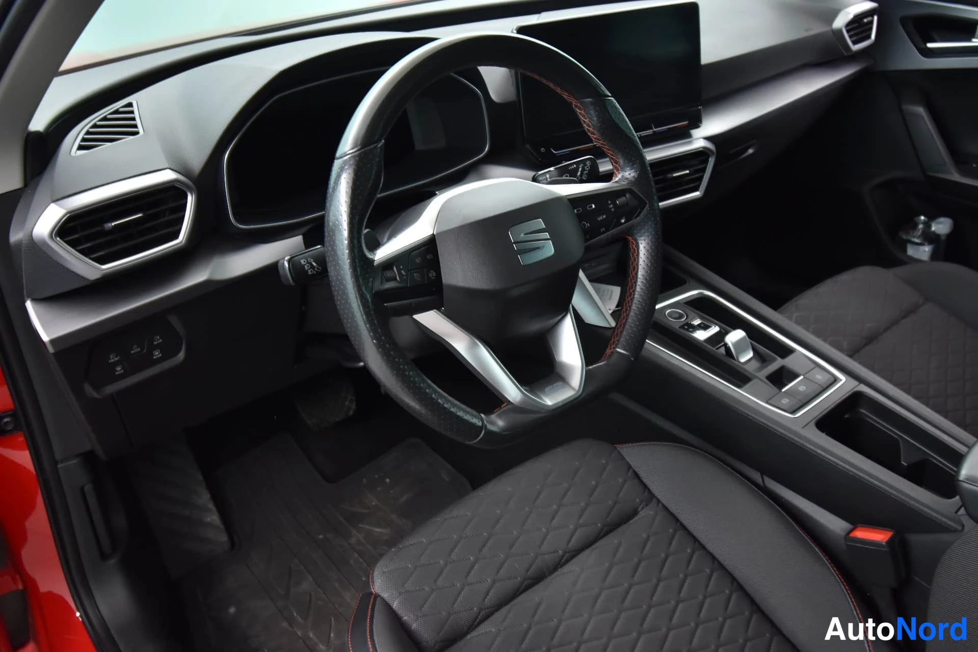 Punainen Seat Leon 2021, ohjaamo, kuva 18