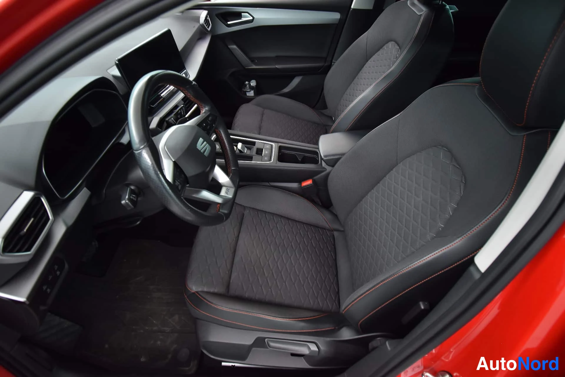 Punainen Seat Leon 2021, ohjaamo, kuva 13