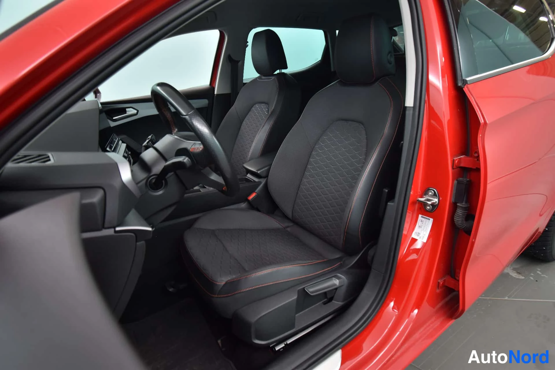 Punainen Seat Leon 2021, ohjaamo, kuva 14