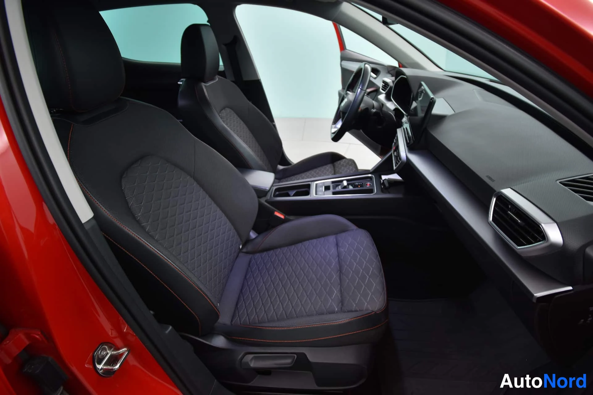 Punainen Seat Leon 2021, ohjaamo, kuva 15