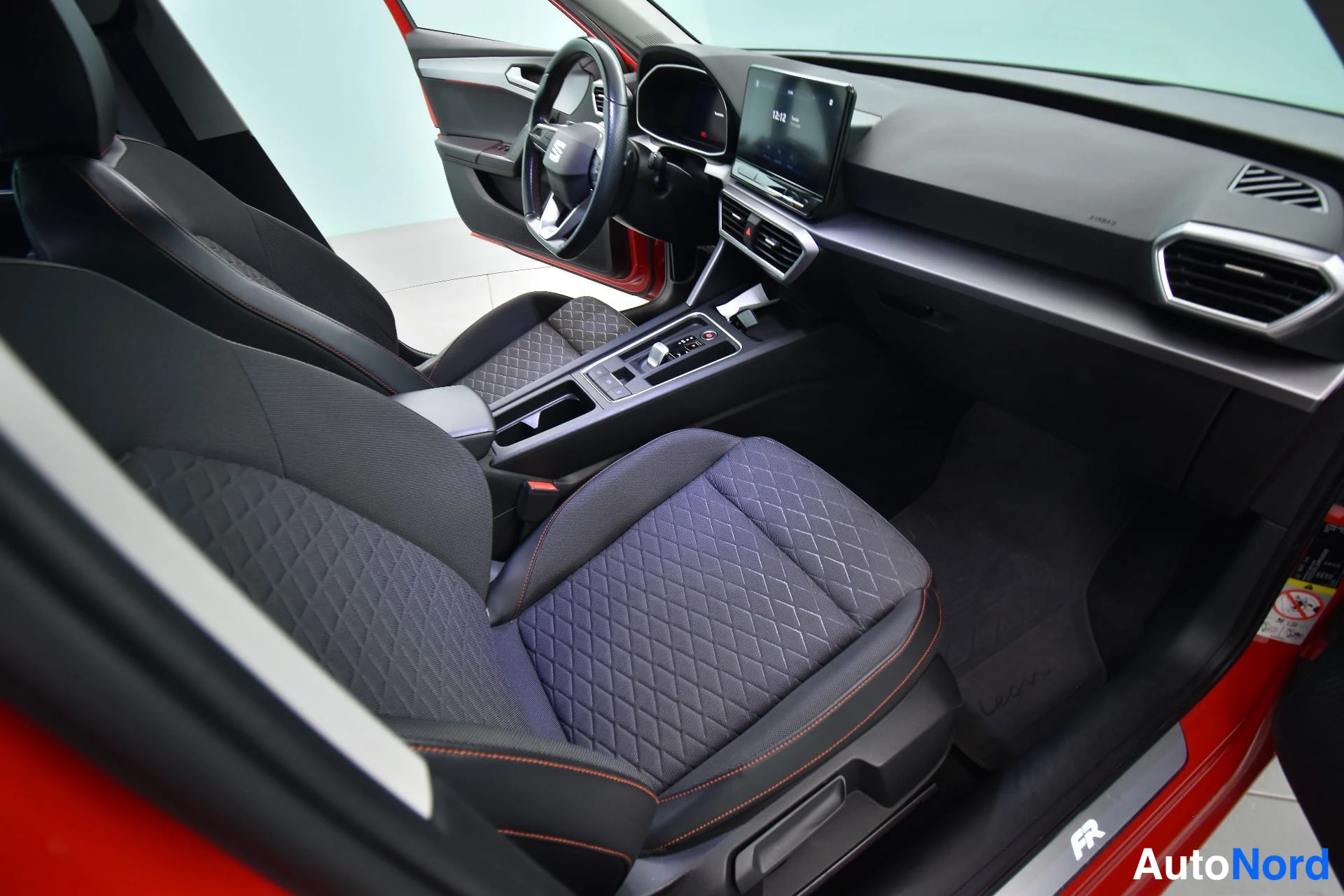 Punainen Seat Leon 2021, ohjaamo, kuva 16
