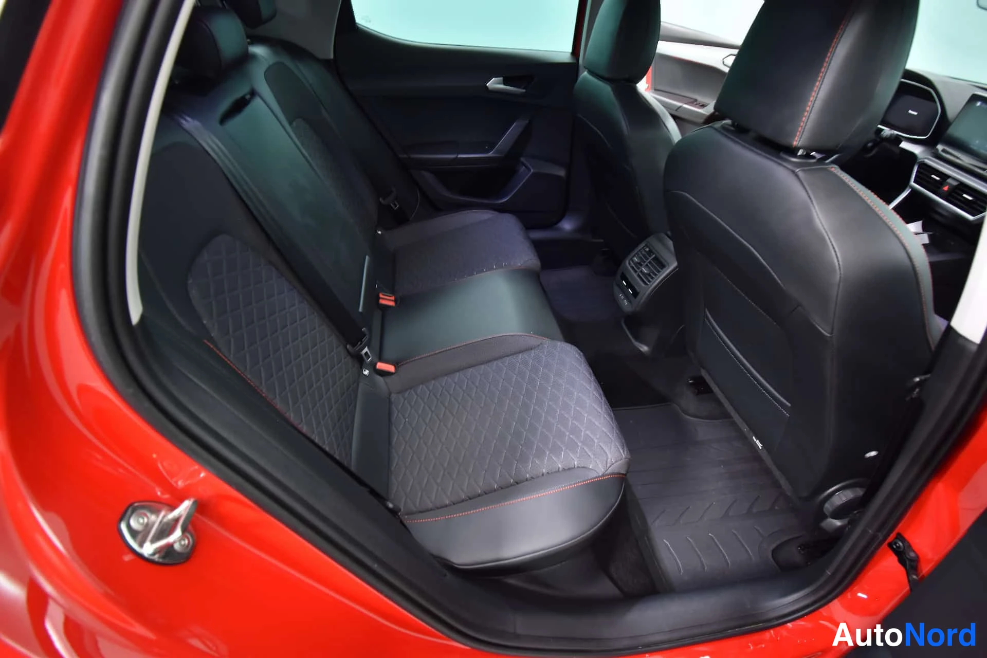 Punainen Seat Leon 2021, takaistuimet, kuva 19