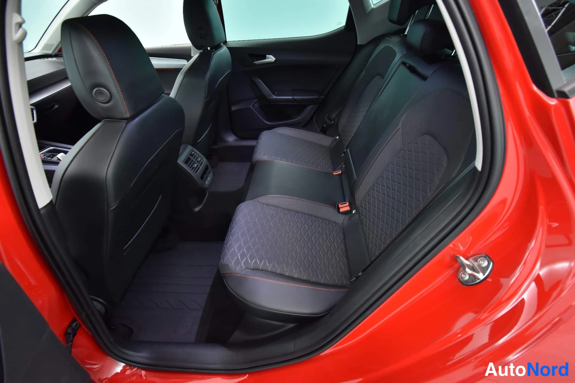 Punainen Seat Leon 2021, takaistuimet, kuva 20