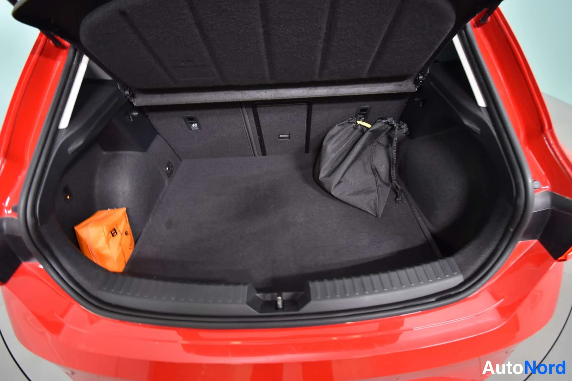 Punainen Seat Leon 2021, tavaratila, kuva 21