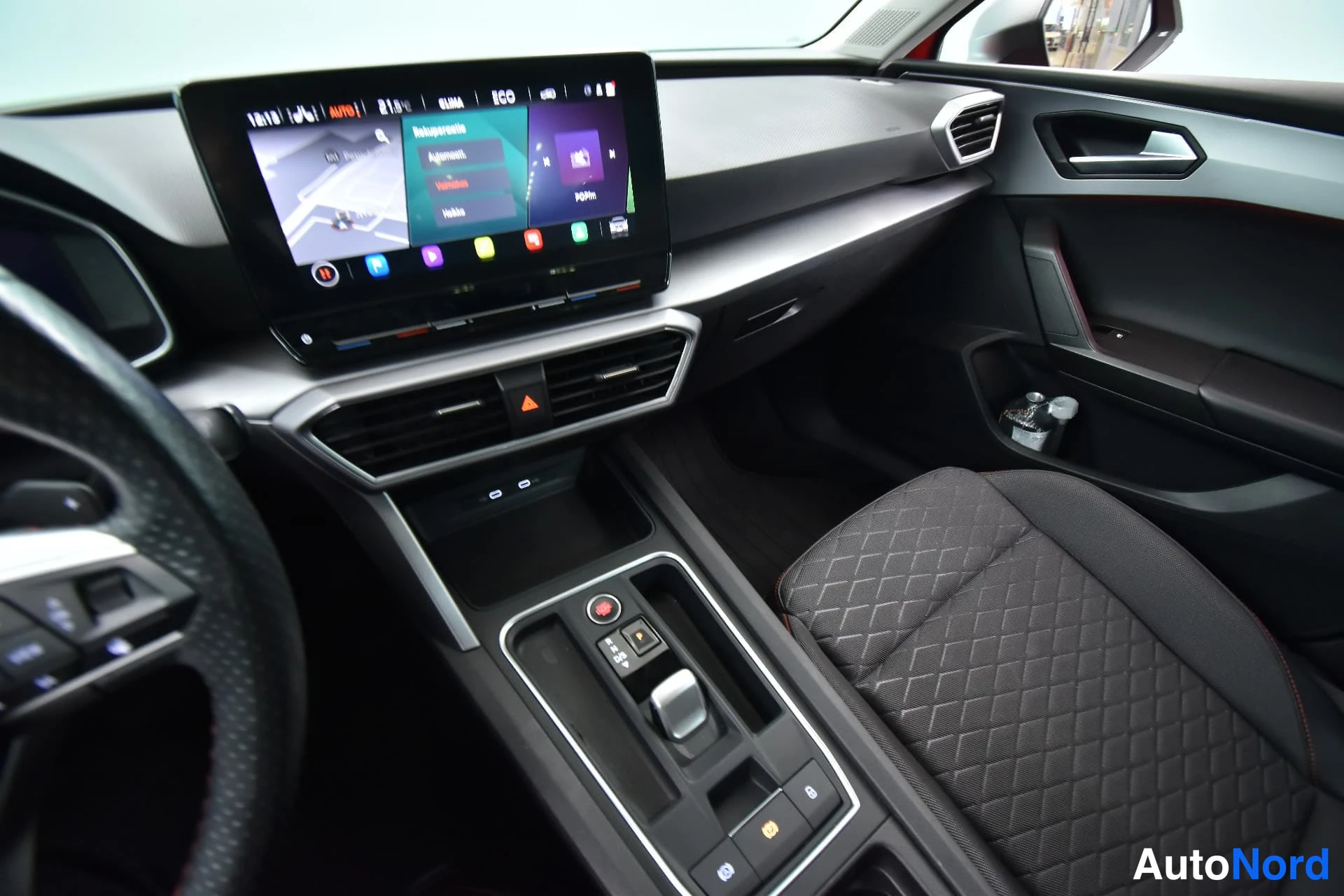 Punainen Seat Leon 2021, ohjaamo, kuva 17