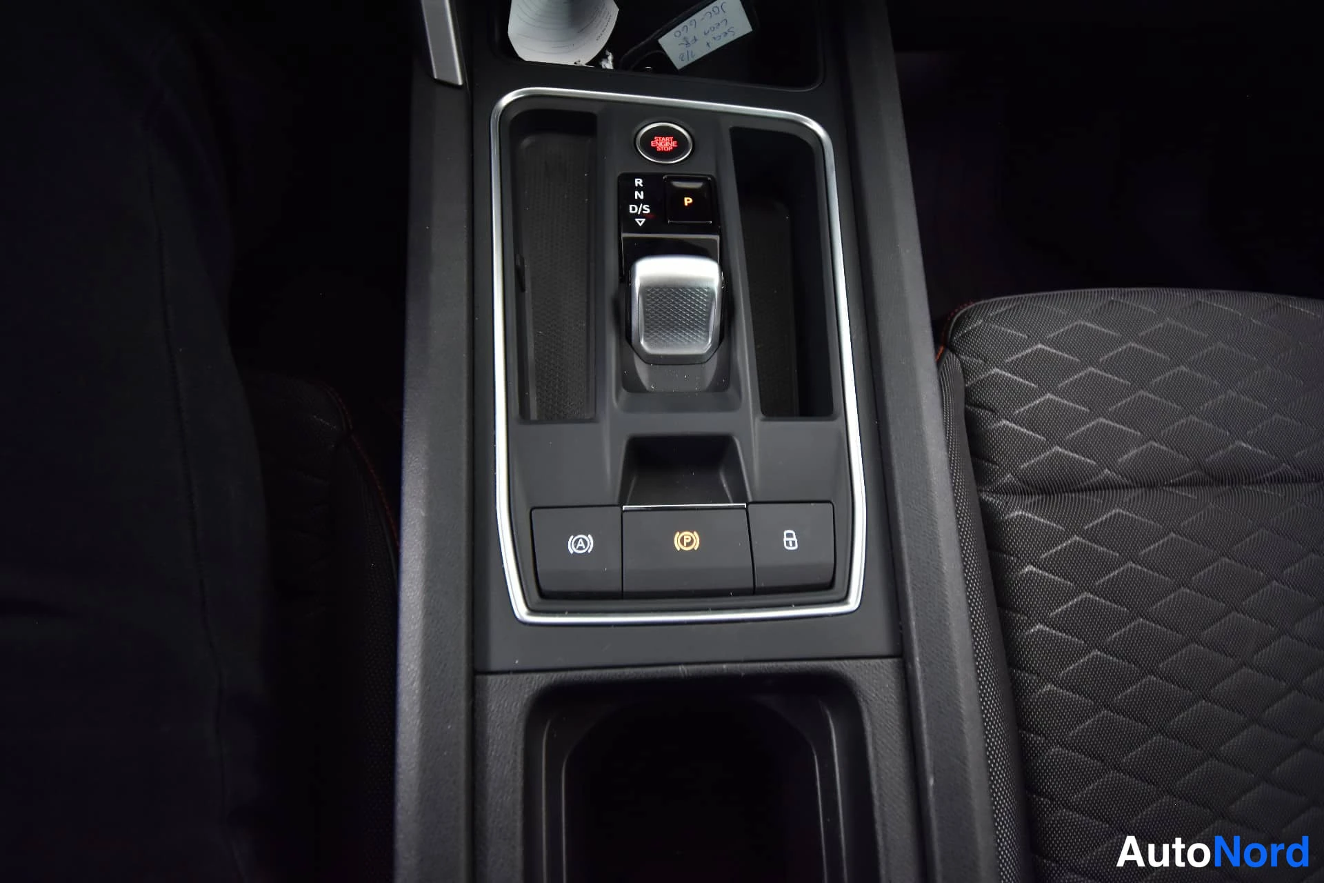 Punainen Seat Leon 2021, yksityiskohta, kuva 25