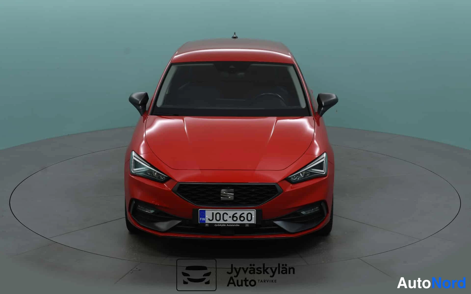 Punainen Seat Leon 2021, edestä, kuva 6