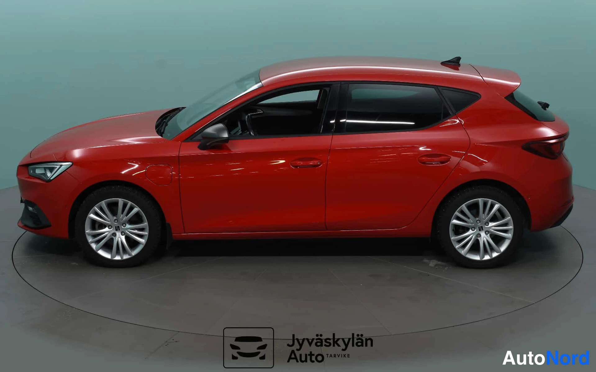 Punainen Seat Leon 2021, etuviisto, keula vasemmalle, kuva 2