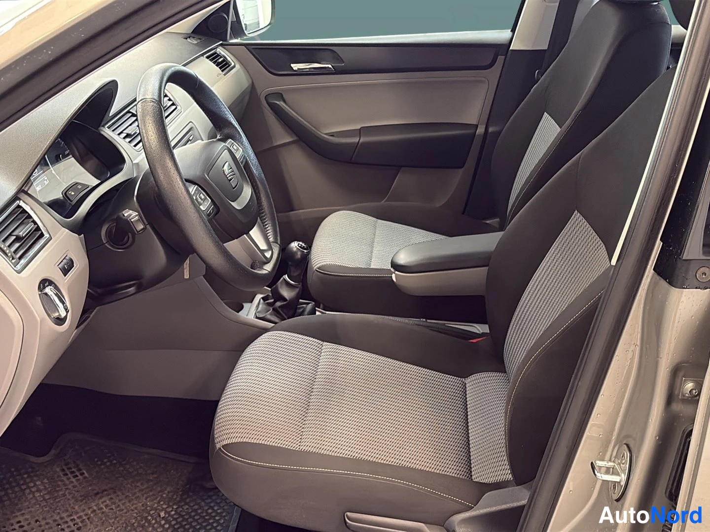 Beige Seat Toledo 2013, ohjaamo, kuva 9