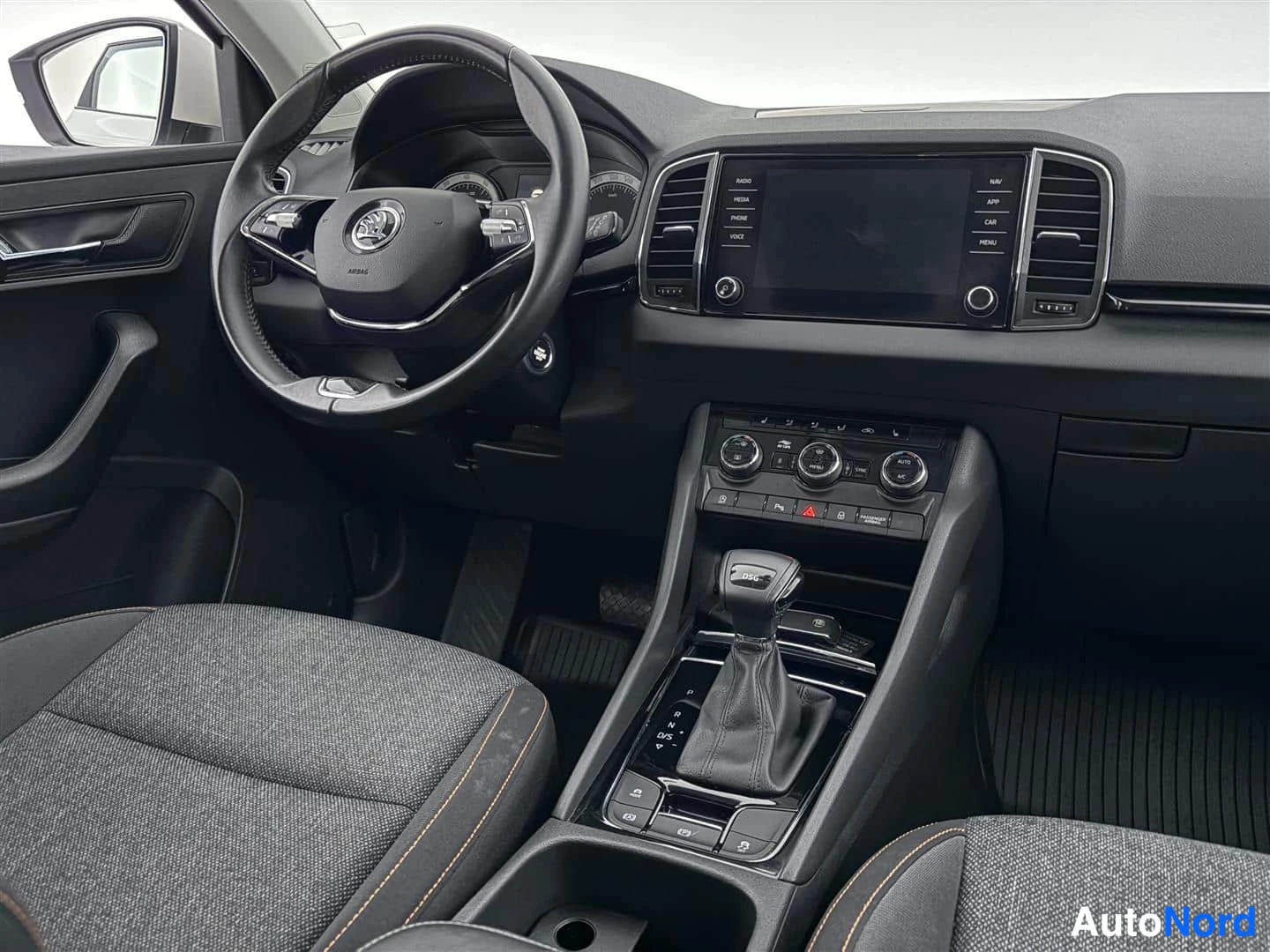 Valkoinen Skoda Karoq 2021, ohjaamo, kuva 14