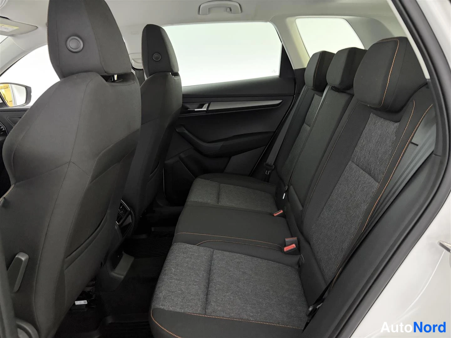 Valkoinen Skoda Karoq 2021, takaistuimet, kuva 18