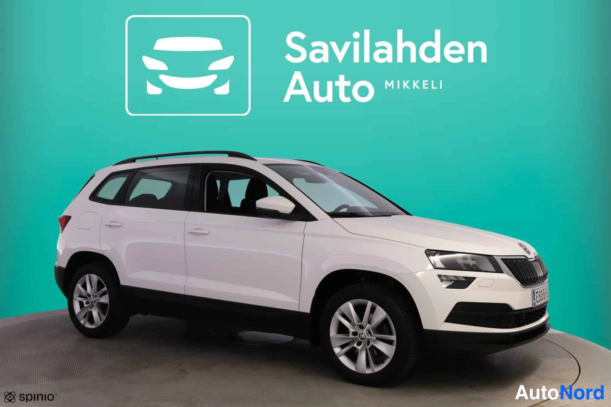 Valkoinen Skoda Karoq 2021, etuviisto, keula oikealle, kuva 3