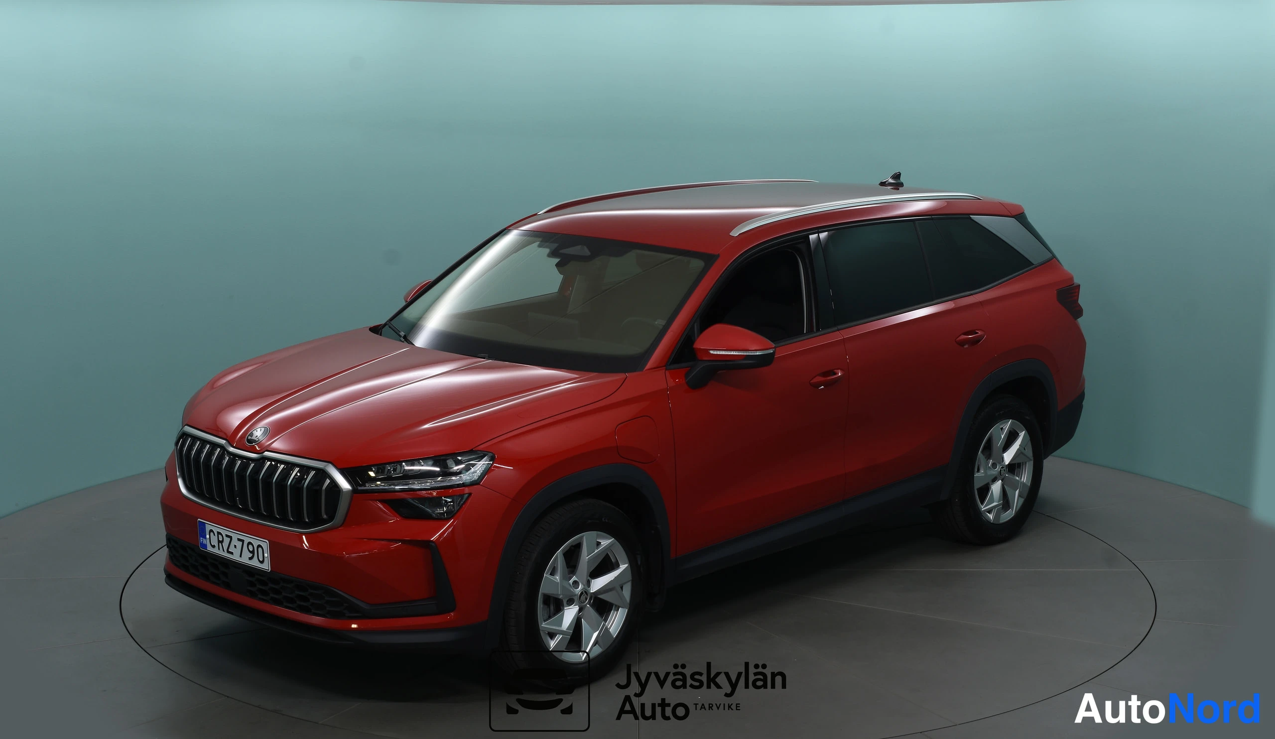Punainen Skoda Kodiaq 2024, etuviisto, keula vasemmalle, kuva 2
