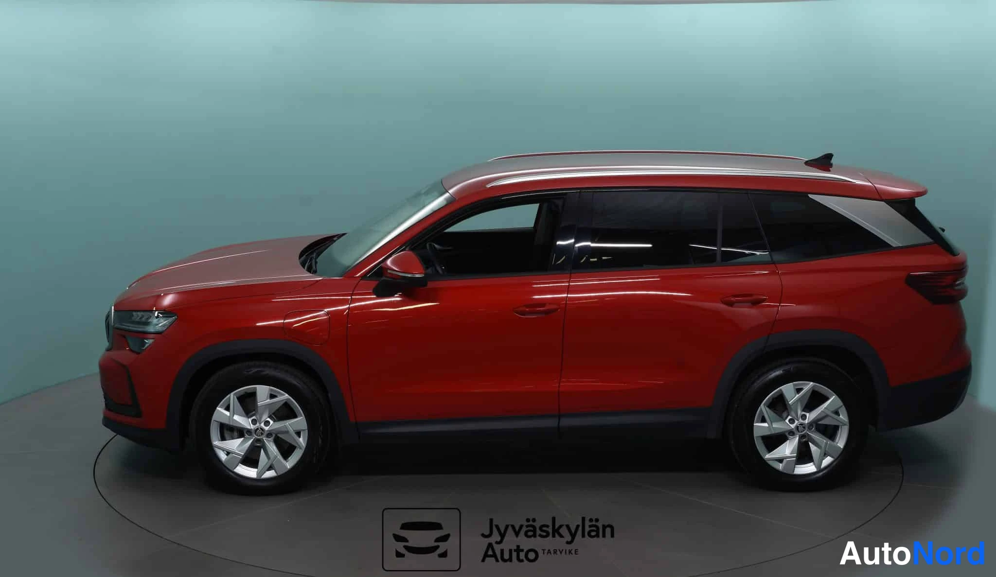 Punainen Skoda Kodiaq 2024, sivulta, kuva 11