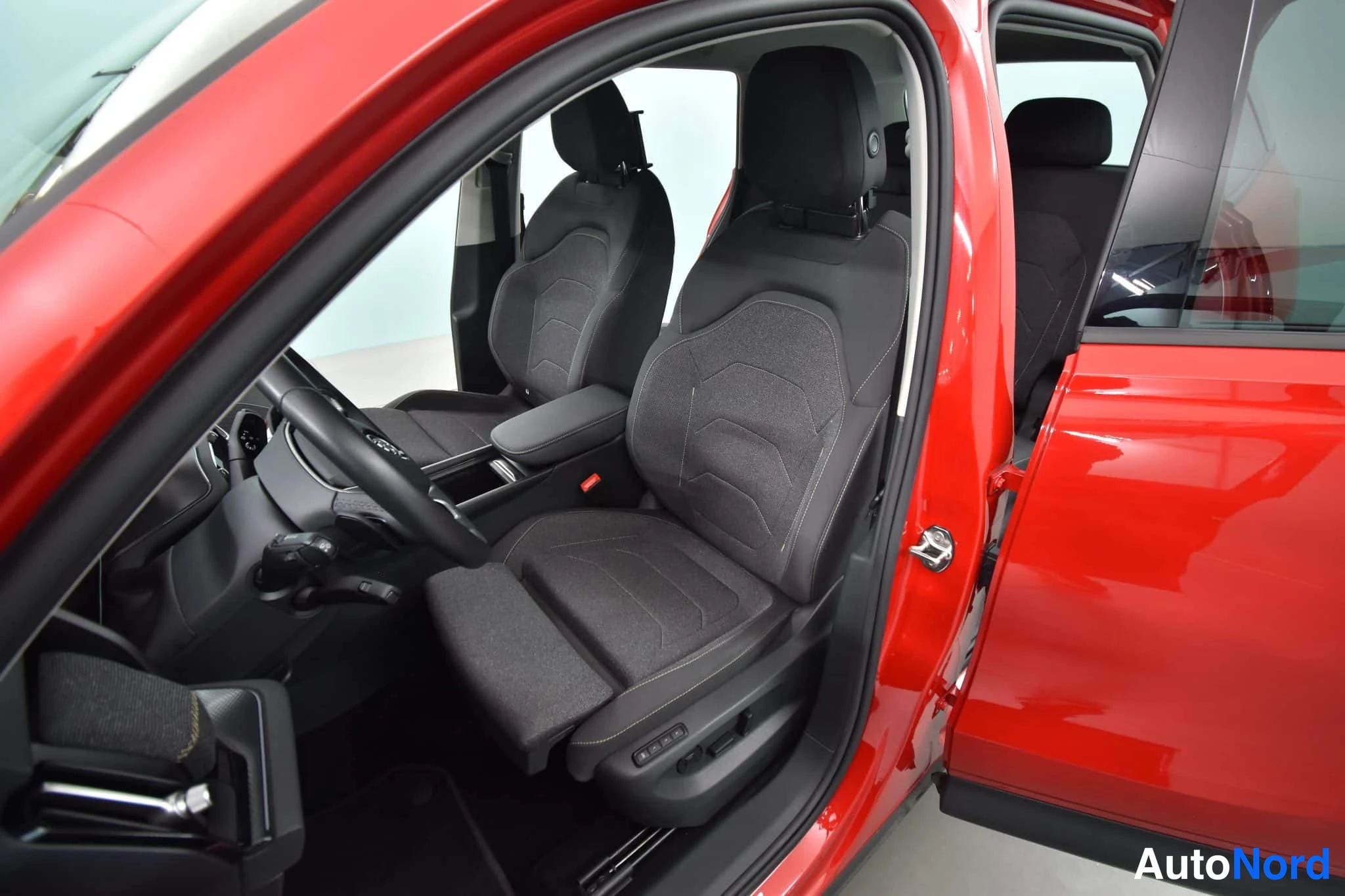 Punainen Skoda Kodiaq 2024, etuistuimet, kuva 25