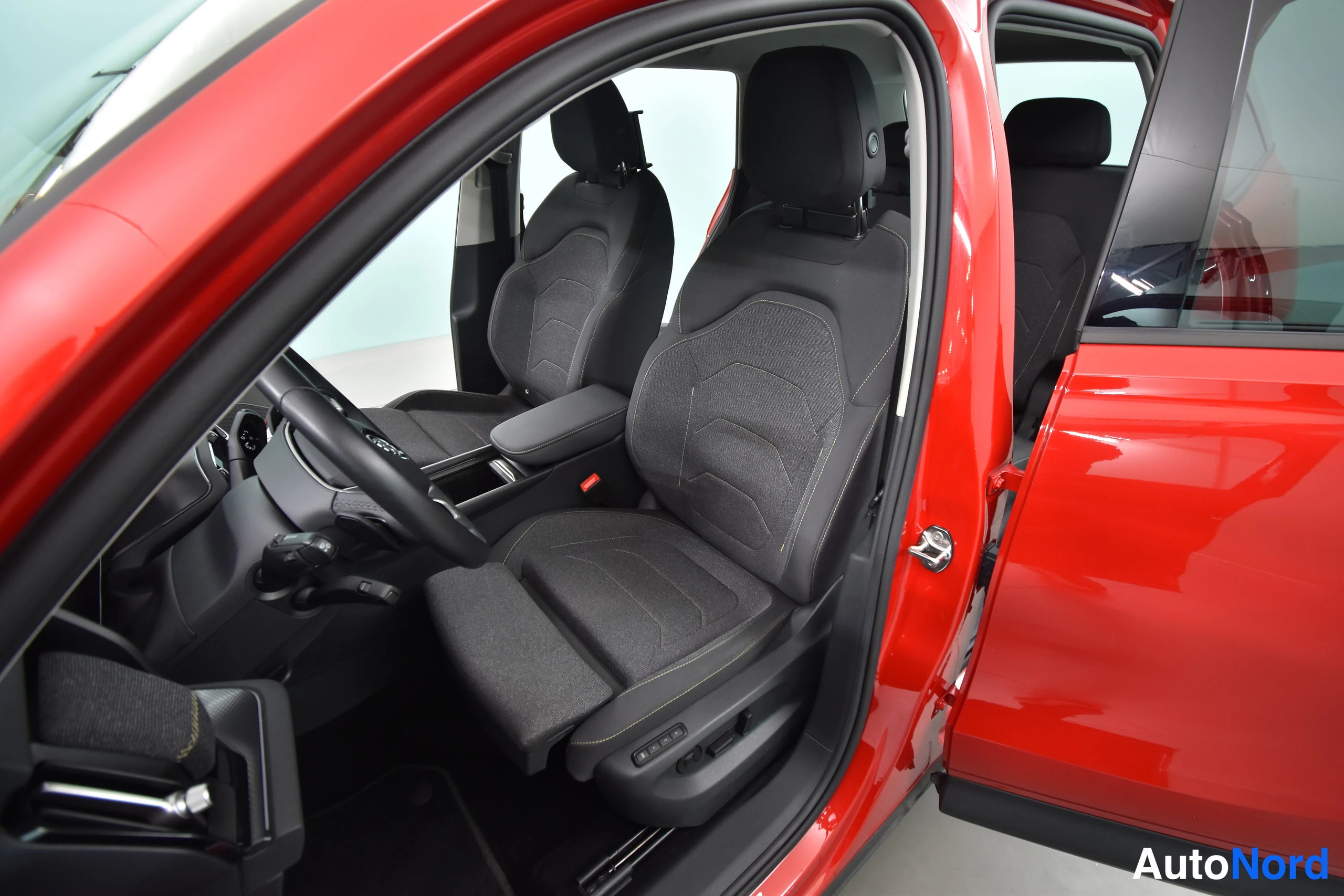 Punainen Skoda Kodiaq 2024, etuistuimet, kuva 26