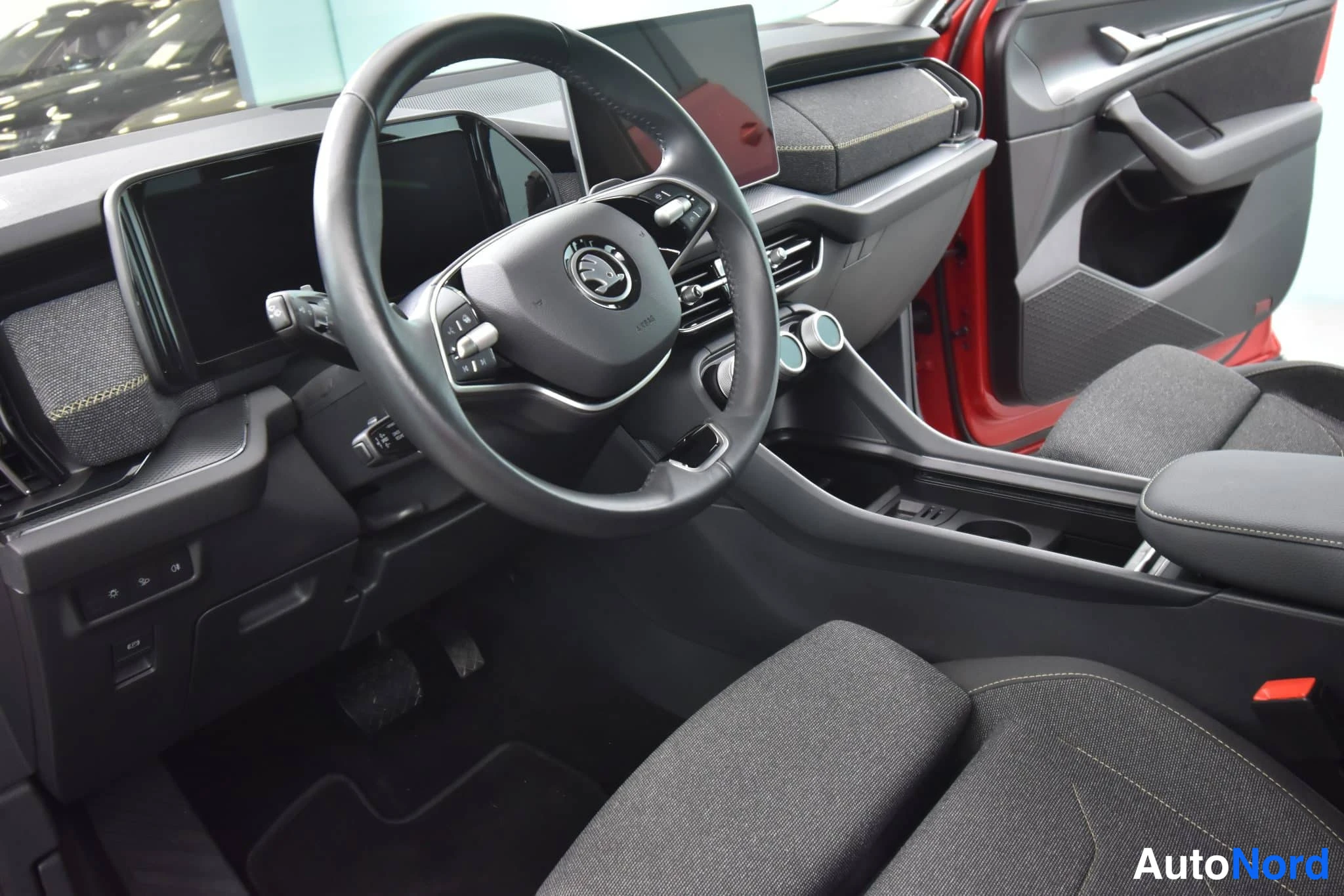 Punainen Skoda Kodiaq 2024, ohjaamo, kuva 21
