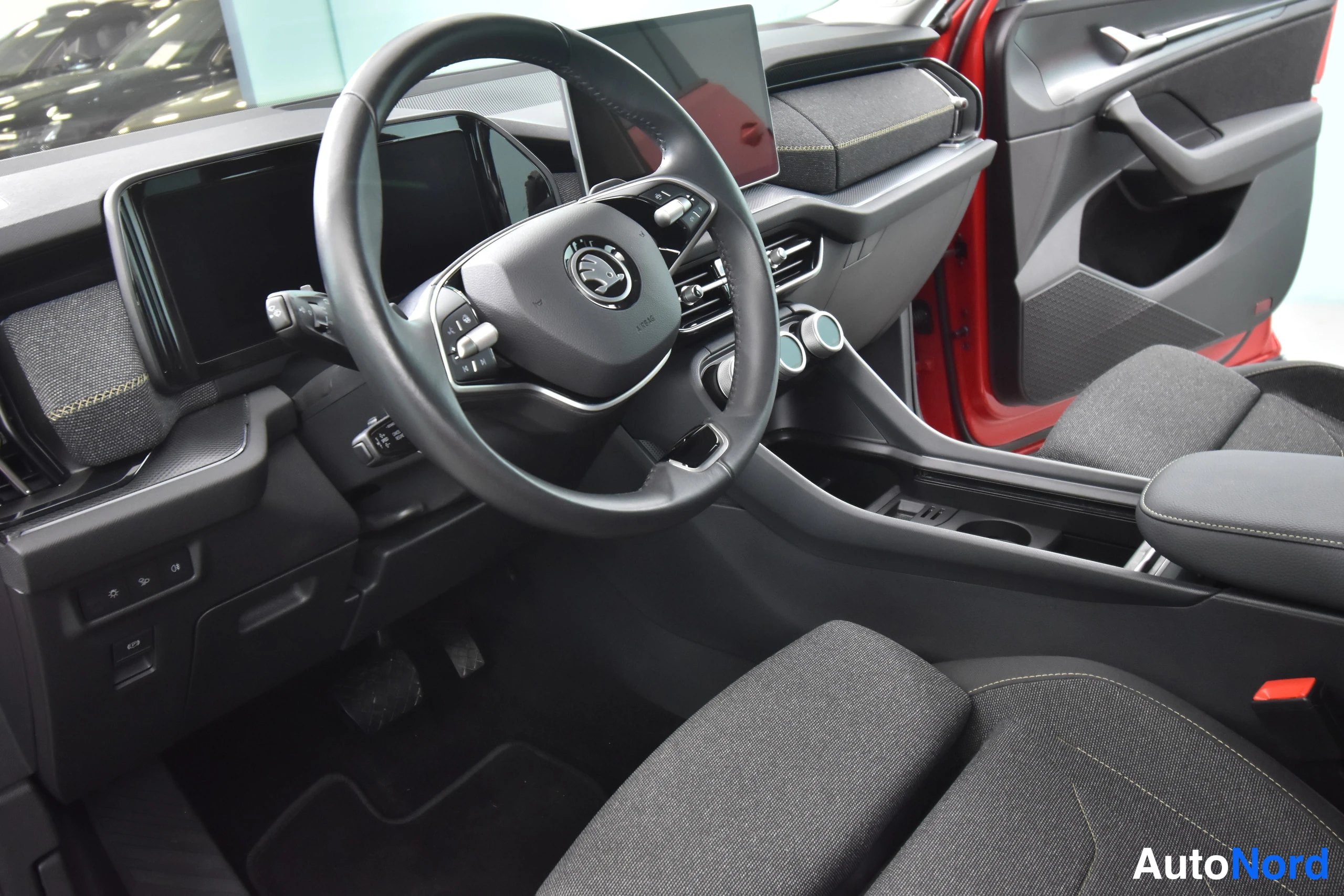 Punainen Skoda Kodiaq 2024, ohjaamo, kuva 22