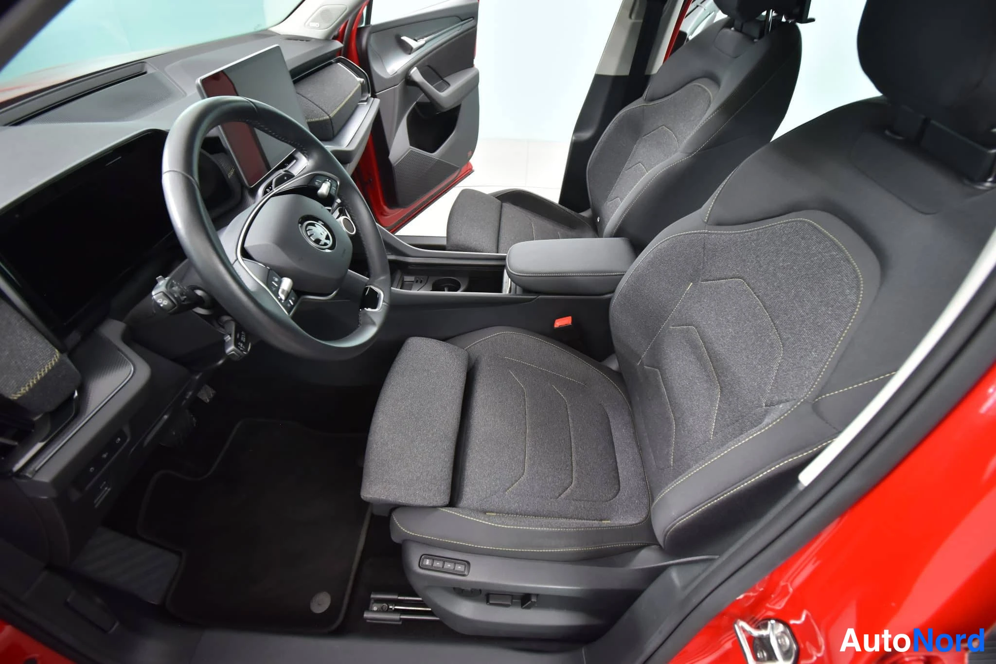Punainen Skoda Kodiaq 2024, etuistuimet, kuva 27