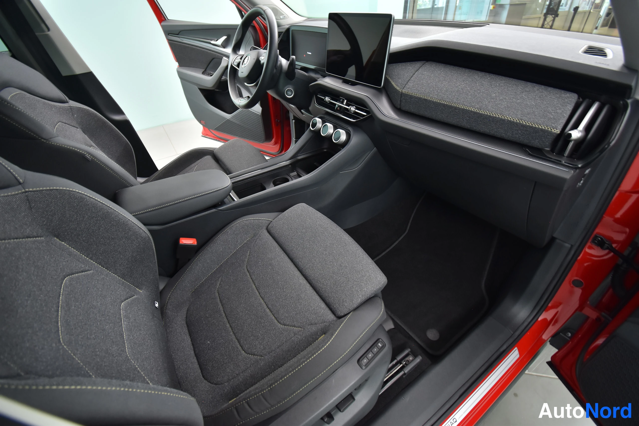Punainen Skoda Kodiaq 2024, ohjaamo, kuva 24