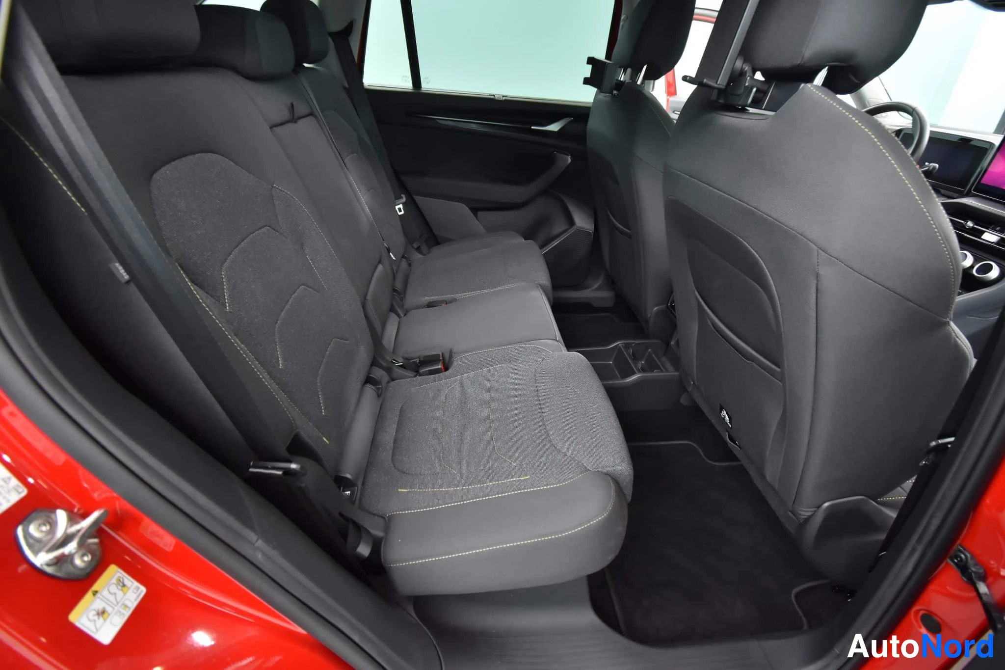 Punainen Skoda Kodiaq 2024, takaistuimet, kuva 31