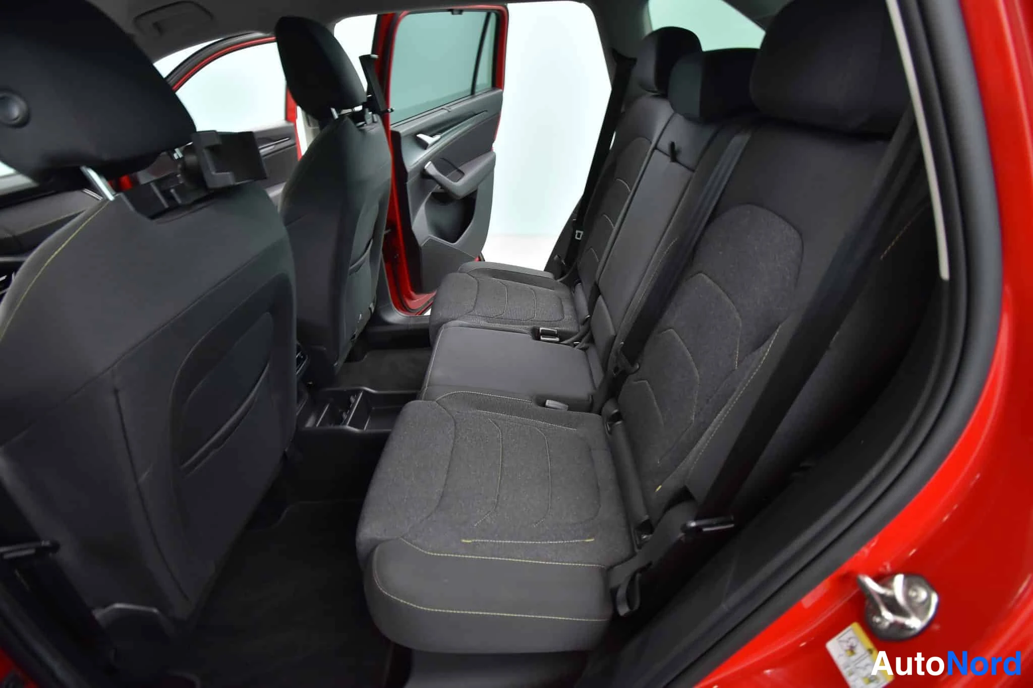 Punainen Skoda Kodiaq 2024, takaistuimet, kuva 33